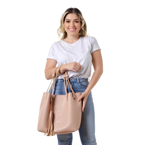  Bolsa Feminina Caramelo Alice Monteiro – Elegância e Praticidade no Seu Dia a Dia - Image 8